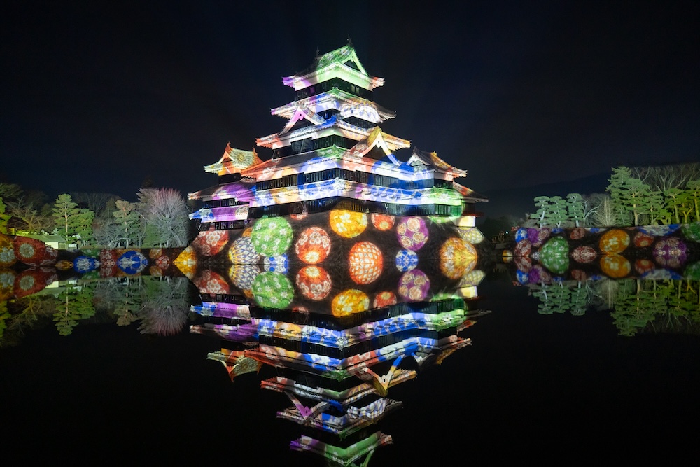 松本城プロジェクションマッピング2025-2026｜公開された第1期公式写真と演出内容を解説