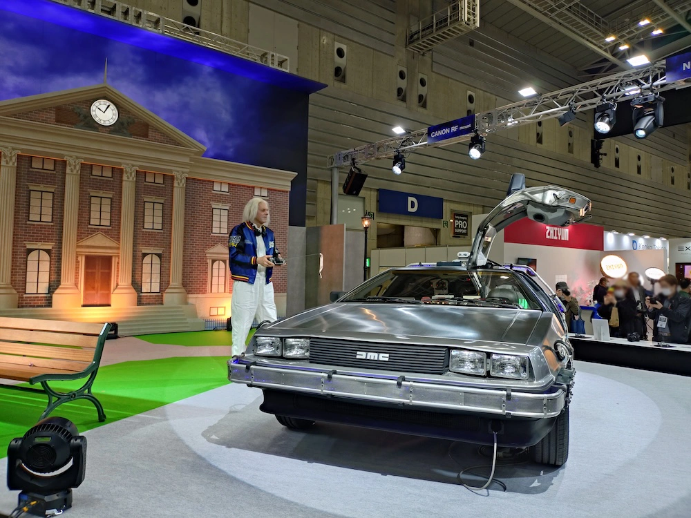 CP+2026｜タムロンブースにデロリアン降臨！バック・トゥ・ザ・フューチャーとレンズが紡ぐ「時空の聖地」。