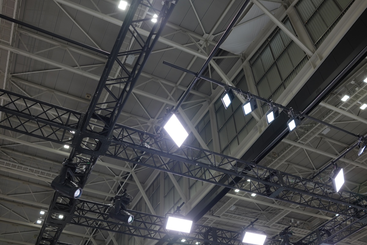 パシフィコ横浜の天井構造：拡大してもディテールが恐ろしいほど鮮明。