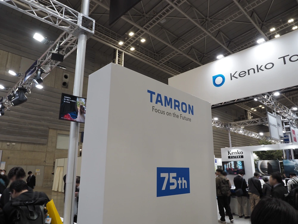 CP+2026｜タムロンブースにデロリアン降臨！バック・トゥ・ザ・フューチャーとレンズが紡ぐ「時空の聖地」。